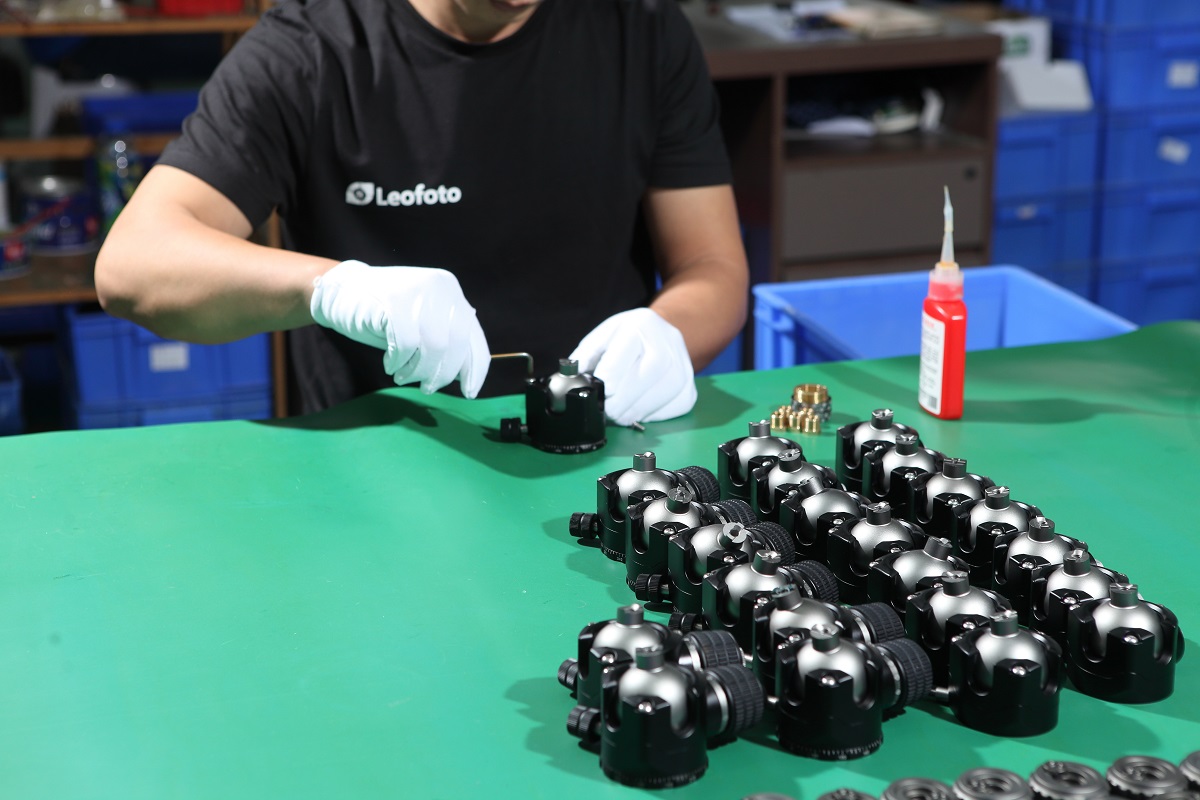 Assembly of the LH ball heads